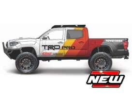 Toyota  - Tacoma 2023 white/yellow/red - 1:27 - Maisto - 32546 - mai32546 | The Diecast Company