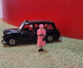 Figures diorama - Queen pink - 1:64 - Cartrix - CTLE64005 - CTLE64005 | The Diecast Company