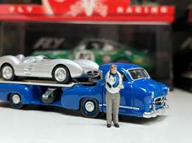 Figures diorama - Fangio with trophy  - 1:64 - Cartrix - CTLE64023 - CTLE64023 | The Diecast Company