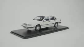 Volvo  - 850 1993 white - 1:18 - Triple9 Collection - 1800524 - T9-1800524 | The Diecast Company