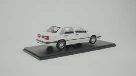 Volvo  - 850 1993 white - 1:18 - Triple9 Collection - 1800524 - T9-1800524 | The Diecast Company