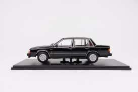 Volvo  - 760 1985 black - 1:18 - Triple9 Collection - 1800530 - T9-1800530 | The Diecast Company