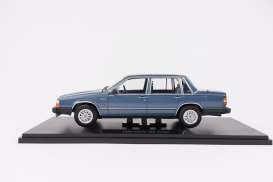 Volvo  - 760 1985 blue metallic - 1:18 - Triple9 Collection - 1800532 - T9-1800532 | The Diecast Company
