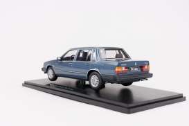Volvo  - 760 1985 blue metallic - 1:18 - Triple9 Collection - 1800532 - T9-1800532 | The Diecast Company