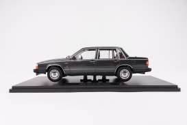 Volvo  - 760 1985 dark grey metallic - 1:18 - Triple9 Collection - 1800534 - T9-1800534 | The Diecast Company