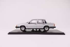 Volvo  - 760 1985 silver metallic - 1:18 - Triple9 Collection - 1800535 - T9-1800535 | The Diecast Company