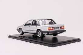 Volvo  - 760 1985 silver metallic - 1:18 - Triple9 Collection - 1800535 - T9-1800535 | The Diecast Company