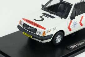 Volvo  - 343 1982 white - 1:18 - Triple9 Collection - 1800545 - T9-1800545 | The Diecast Company