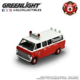 Ford  - Econoline Ambulance 1969 white/red - 1:64 - GreenLight - 67070B - gl67070B | The Diecast Company