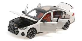 BMW  - i5  2023 white metallic - 1:18 - Minichamps - 110023402 - mc110023402 | The Diecast Company