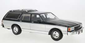 Chevrolet  - Caprice Estate Wagon  1985 silver/grey - 1:18 - MCG - 275011 - MCG18478 | The Diecast Company