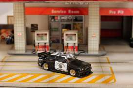 BMW  - E30  white/black - 1:64 - Street Weapon - STW274 - STW274 | The Diecast Company